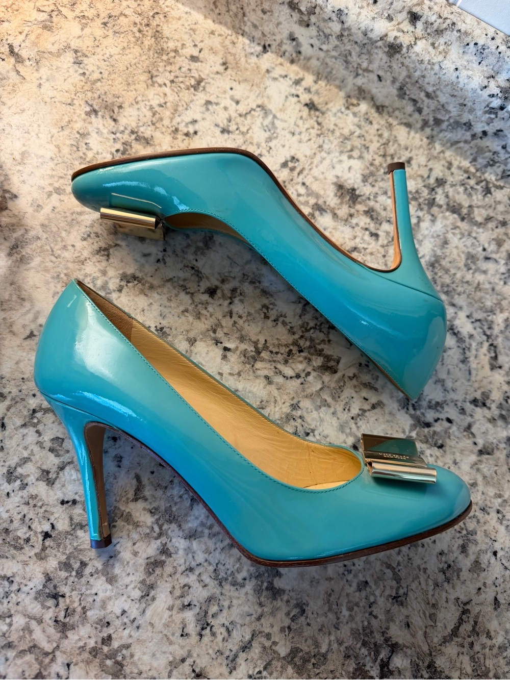 kate spade ♠️ Karolina Sea foam Patent Leather Pumps Gold Bow Accent Italy 🇮🇹 - Picture 6 of 10